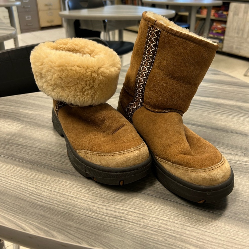 Classic Women’s Size 7 Mid-calf Tasman 2-tone Ugg boots